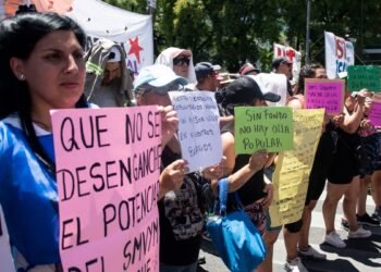 Piqueteros de izquierda cortan puentes y rutas en una jornada nacional de protesta