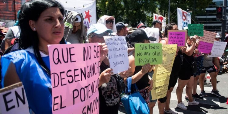 Piqueteros de izquierda cortan puentes y rutas en una jornada nacional de protesta