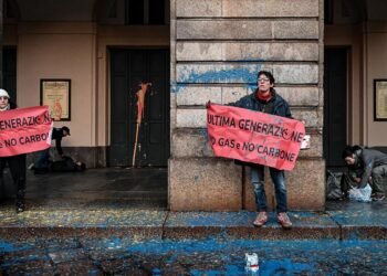 Detuvieron en Milán a 5 activistas que vandalizaron el Teatro de La Scala