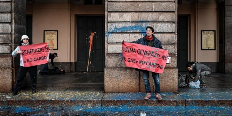 Detuvieron en Milán a 5 activistas que vandalizaron el Teatro de La Scala