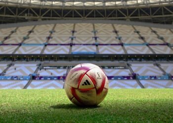 La FIFA presentó la nueva pelota para los últimos cuatro partidos del Mundial