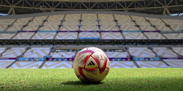 La FIFA presentó la nueva pelota para los últimos cuatro partidos del Mundial