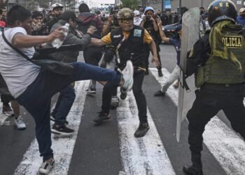 Rutas y aeropuertos bloqueados, protestas y el llamado a una huelga conmueven a Perú