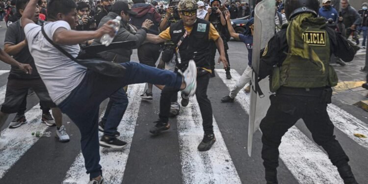 Rutas y aeropuertos bloqueados, protestas y el llamado a una huelga conmueven a Perú