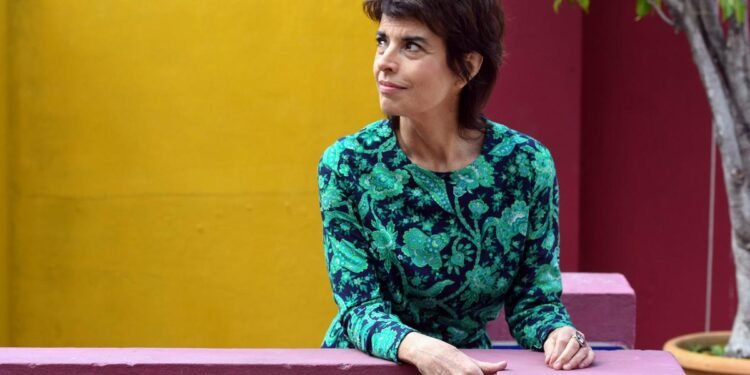 Paula Pérez Alonso: «En literatura los opuestos no se destruyen, coexisten»