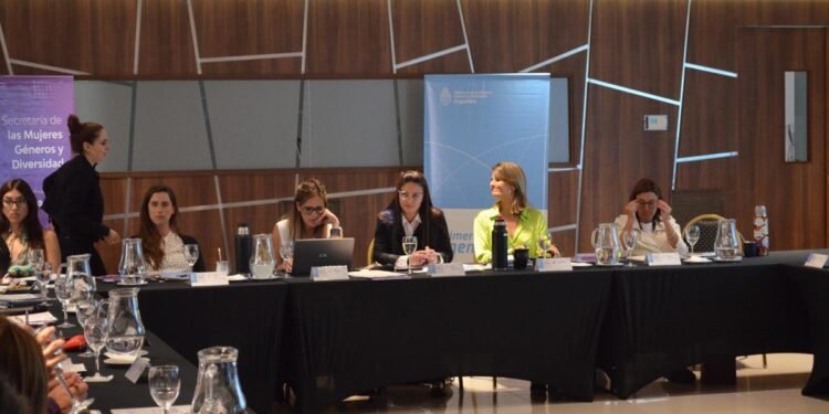 Mazzina se pronunció en favor de las políticas de género «profundas e interministeriales»