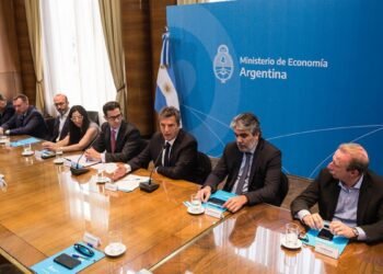 El Gobierno cerró un acuerdo de precios con proveedores de aluminio, cartón, vidrio y productos químicos