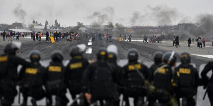 Perú extendió el estado de sitio a todo el país y analiza adelantar comicios a 2023