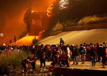 Migrantes se agolpan en frontera entre México y EEUU a días de que expire el Título 42