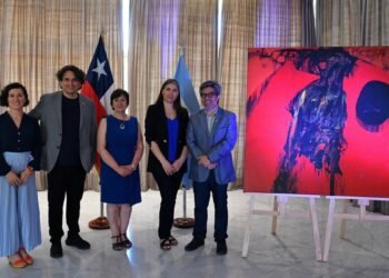 Los hijos de Deira donan una obra a Chile por el resguardo de los cuadros que creían destruidos