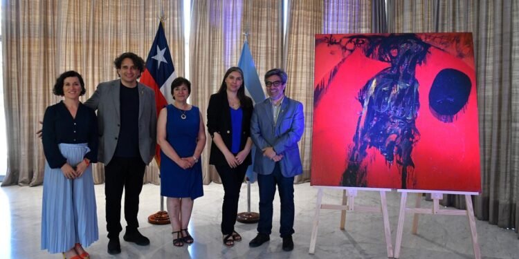 Los hijos de Deira donan una obra a Chile por el resguardo de los cuadros que creían destruidos