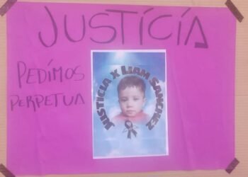 La madre del bebé al que prendieron fuego dijo que se reían al rociarla con combustible