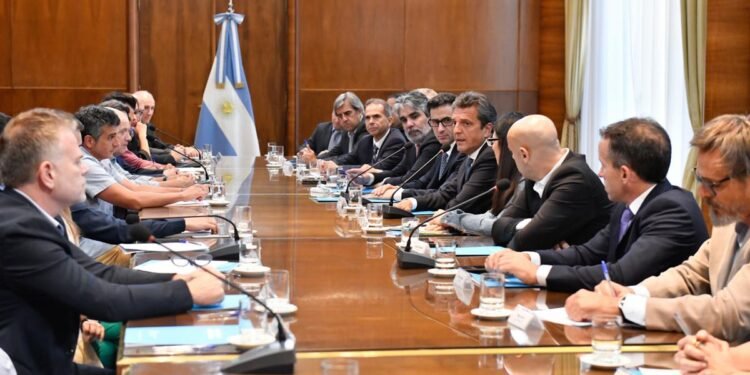 El Gobierno acordó con el sector del calzado deportivo una rebaja del 15% en los precios