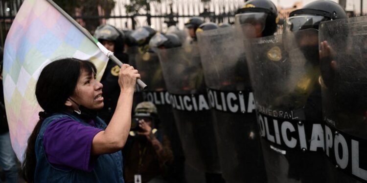 Bajo estado de sitio, Perú se prepara para otra jornada clave en medio de su crisis política