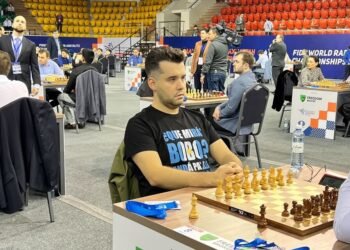 Un ajedrecista ruso fue sancionado por usar una remera con la frase “¿Qué mirá’ bobo?»
