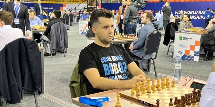 Un ajedrecista ruso fue sancionado por usar una remera con la frase “¿Qué mirá’ bobo?»