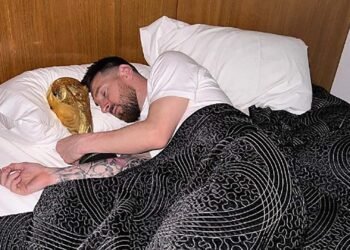 La foto de Messi durmiendo con la Copa del Mundo tras su llegada a la Argentina