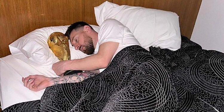 La foto de Messi durmiendo con la Copa del Mundo tras su llegada a la Argentina
