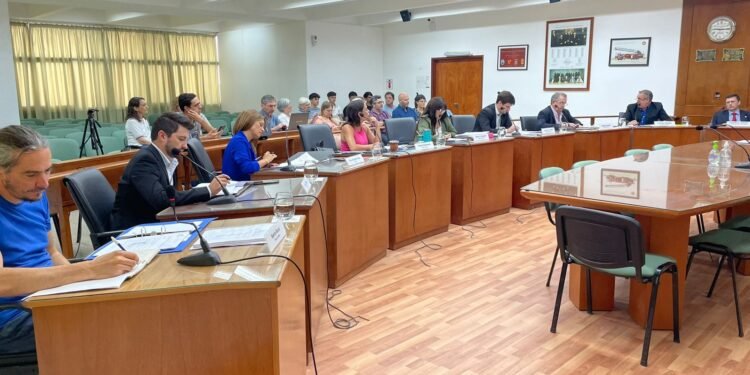 Sorpresa en el Concejo: Mondino votó el aumento de tributos junto al oficialismo y rompió JxC