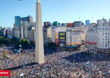 La caravana de Argentina campeón: miles de personas llegan al Obelisco a la espera de los jugadores de la Selección
