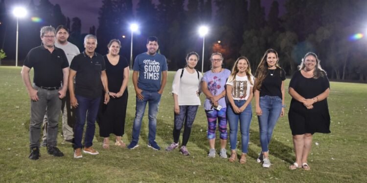 Colocaron nueva iluminación en la plaza de barrio Los Arces