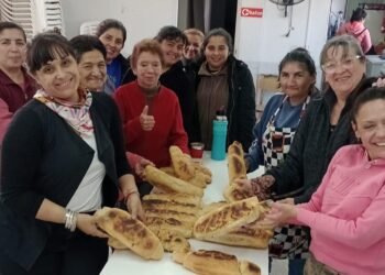 “La excusa es amasar, pero lo importante es encontrarnos y compartir con las vecinas”