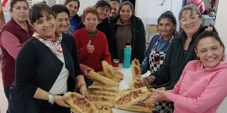 “La excusa es amasar, pero lo importante es encontrarnos y compartir con las vecinas”