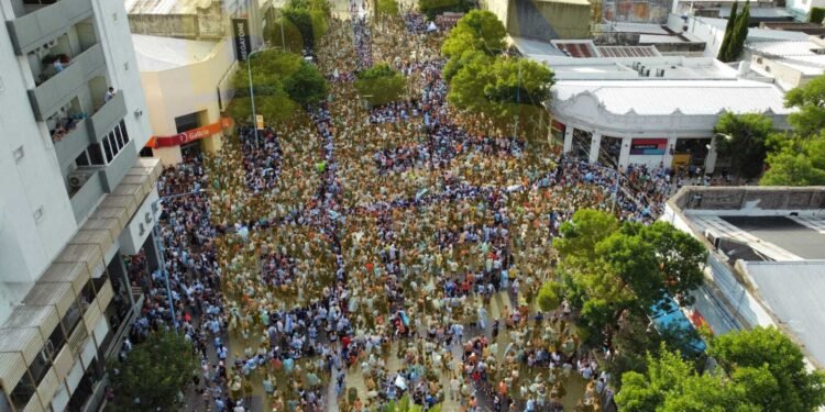 Una multitud enfervorizada festeja en todo el país: el delirio rafaelino desde el aire