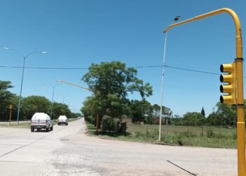 Instalan semáforos en la traza del tránsito pesado