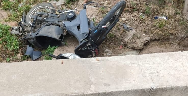 Tras un choque, una moto terminó dentro de un zanjón