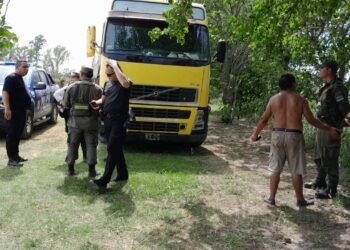 Pasó en rojo, tumbó un semáforo y quiso escaparse….