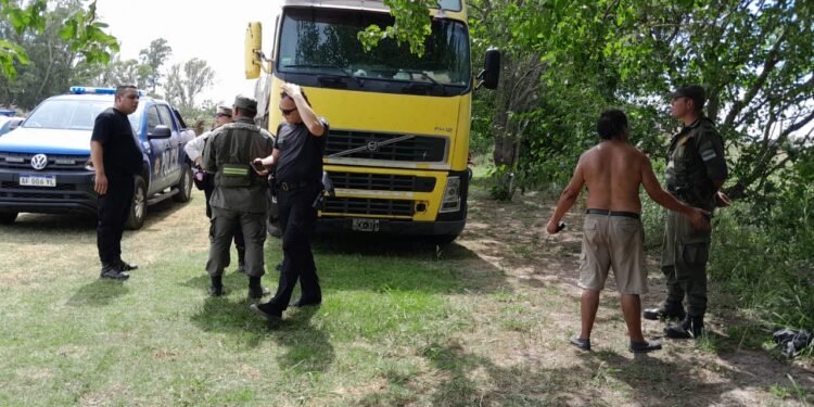 Pasó en rojo, tumbó un semáforo y quiso escaparse….