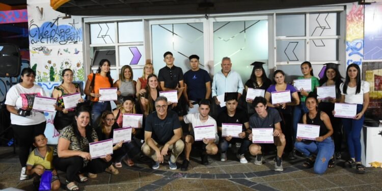 Encuentro de egresados y egresadas de programas educativos municipales