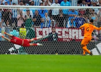 La confesión de Van Dijk después que Dibu Martínez le atajó el penal en la definición entre Argentina y Países Bajos en el Mundial