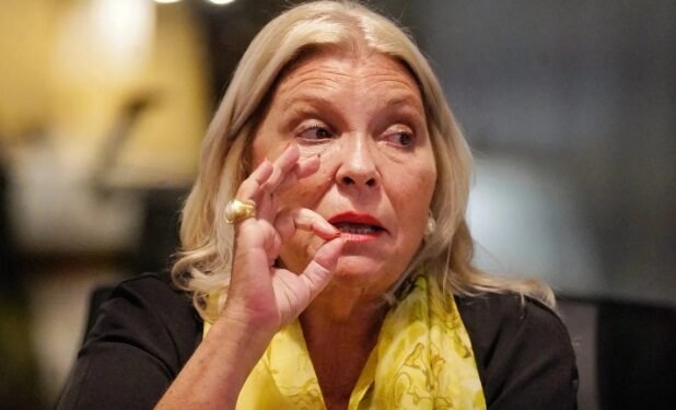Elisa Carrió: “Es el único país del mundo donde una funcionaria condenada por corrupción sigue en el cargo”