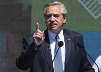 Un gobierno que naufraga en cámara lenta y una oposición que cruje y se reordena