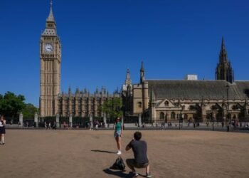 Ofrecen 100 becas para estudiar inglés en Reino Unido destinadas a jóvenes de 18 a 30 años