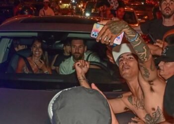 Lionel Messi despidió su gran año con una fiesta en Rosario: la invitación con un detalle especial, la locura en la puerta y el grito a Mascherano que lo sorprendió