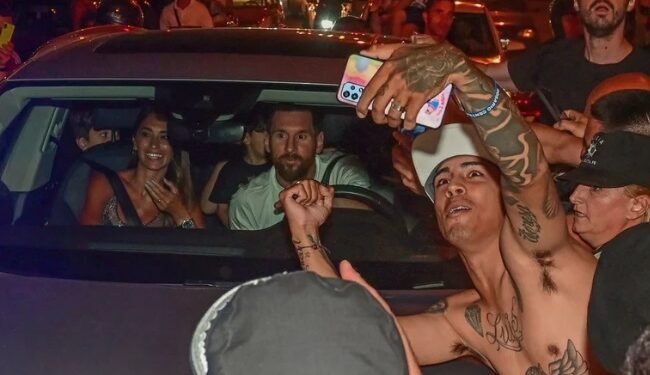 Lionel Messi despidió su gran año con una fiesta en Rosario: la invitación con un detalle especial, la locura en la puerta y el grito a Mascherano que lo sorprendió