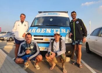 La travesía mundialista de una familia: viajaron 8 días en camioneta, durmieron en un búnker militar de Irak y un jeque los hizo entrar a Qatar