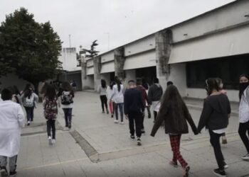 Polémica por el feriado: docentes privados piden cobrar doble jornal