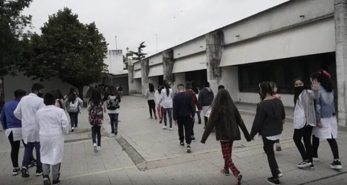 Polémica por el feriado: docentes privados piden cobrar doble jornal