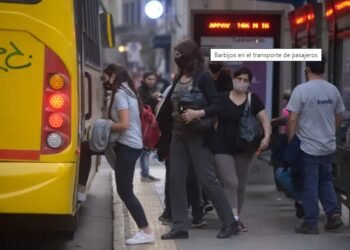Desempolvar el barbijo: piden que se vuelva a usar en ámbitos cerrados o poco ventilados