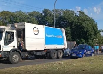 Un hombre murió tras chocar con su auto un camión recolector de residuos