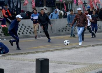 Los piqueteros volverán a marchar contra el Gobierno: jugarán al fútbol e instalarán carpas en el centro porteño