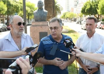 Luis Castellano recorrió la remodelación de los canteros centrales de bulevar Santa Fe