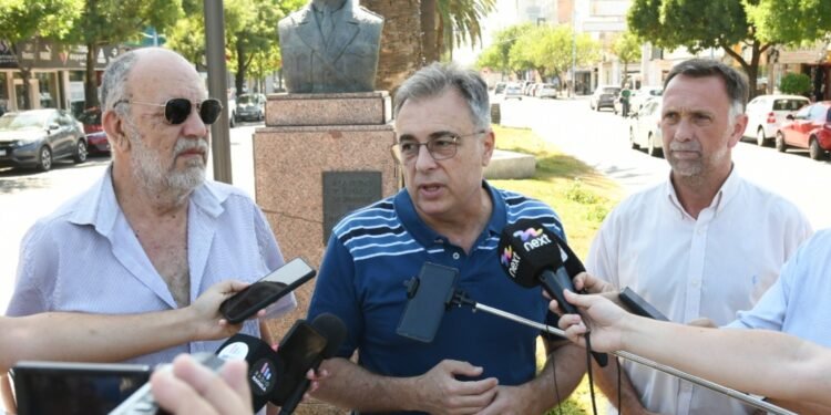 Luis Castellano recorrió la remodelación de los canteros centrales de bulevar Santa Fe