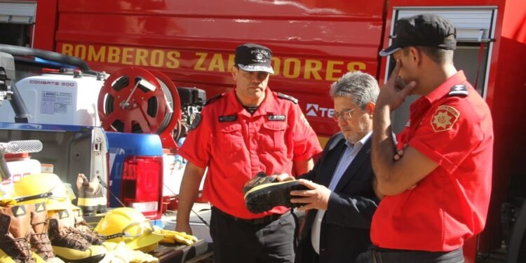 La provincia entregó equipamiento y vehículos a los bomberos zapadores