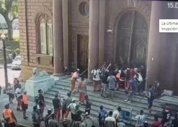 Portuarios marchan a Gobernación para pedir la intervención de Perotti en el conflicto