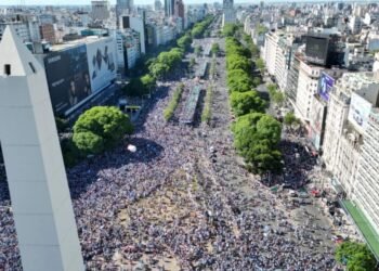 En vivo: la selección argentina campeona del mundo descansa en el predio de la AFA mientras miles de personas se acercan al Obelisco